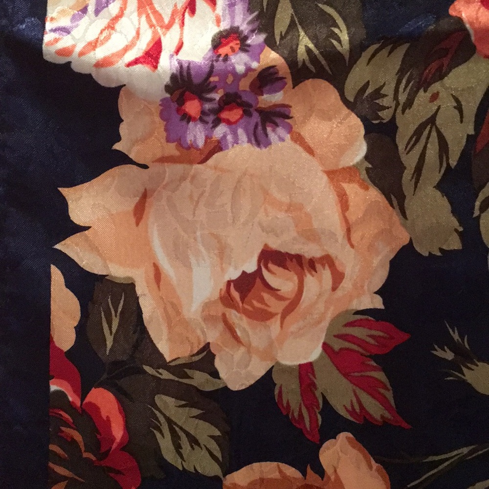 🎈SALE🎈🧣SCARF #3 “VIVID ROSES”🧣 - Picture 5 of 9